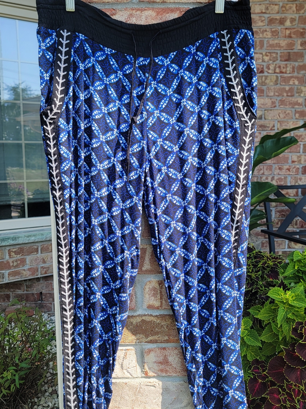 Women's Mudd Blue Geometric Ankle Pants with Side Trim